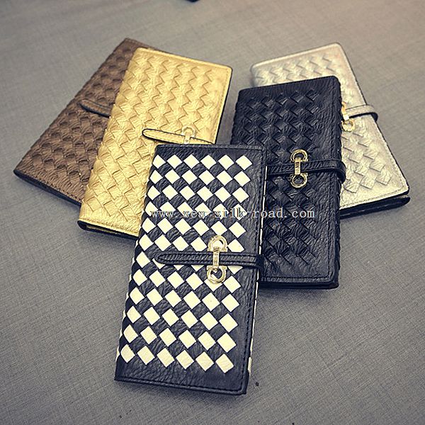 menenun dompet kulit
