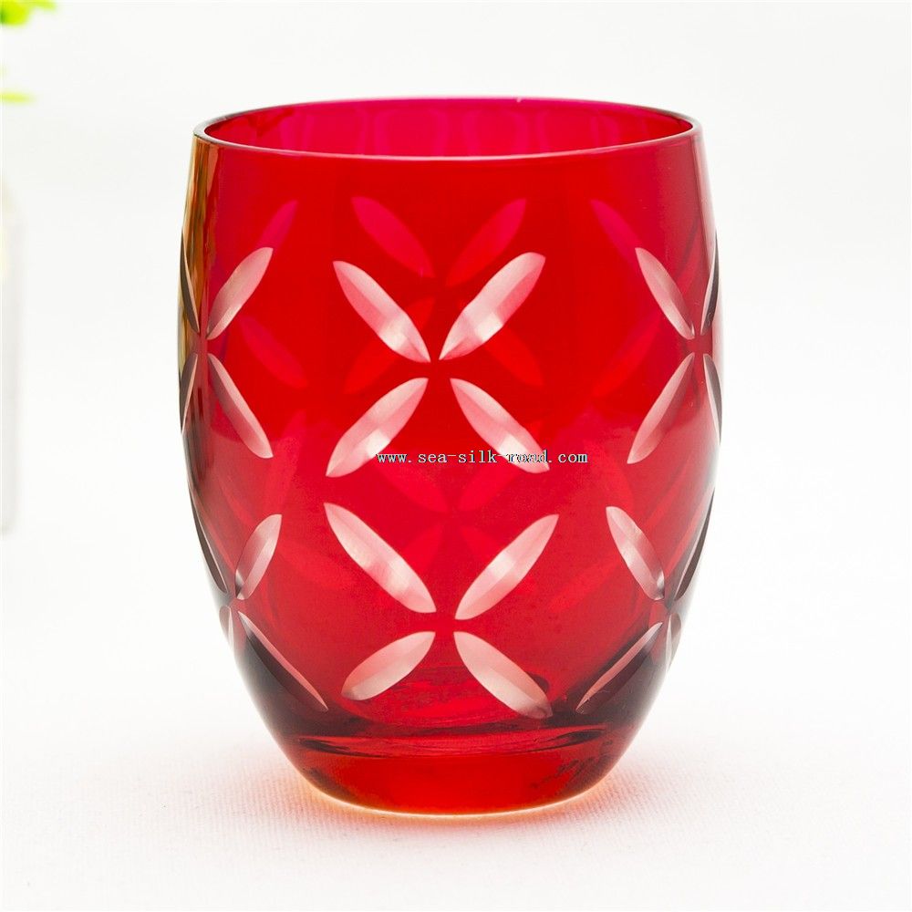 tazza di vetro rosso tè a lume di candela