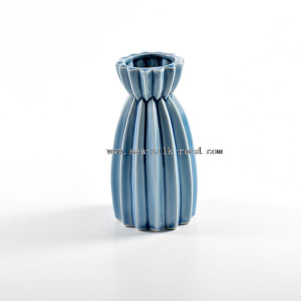 cahaya biru berlapis pada bunga vas porselen