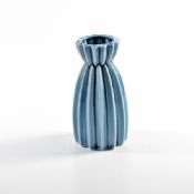 vaso in porcellana fiore su vetro blu chiaro images