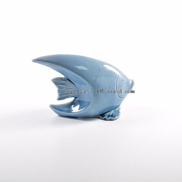 figurine ikan keramik buatan tangan biru porselen